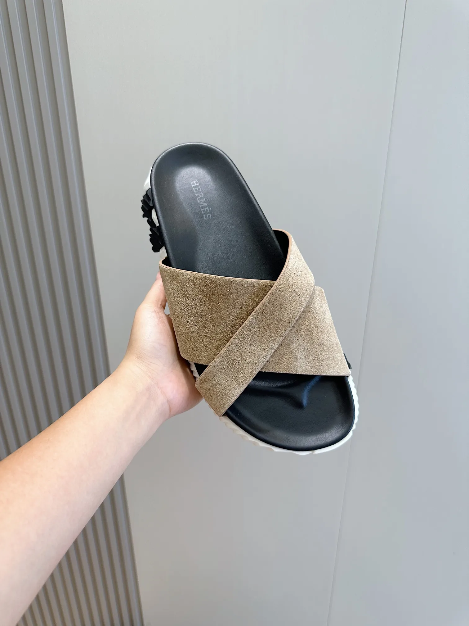 Factory price: 360💰Hermès [HERMÈS] Top Herme*H Home Hermès Men's Sandals and Slippers-Original Reproduction. Purchase the original version and make it one to one. The outsole is privately molded. The color of the outsole corresponding to each color is the same as the original version. Come to those who know the stuff 💪 The ultra-light soles are designed in contrasting colors, and they feel so comfortable on your feet! Calfskin, cowhide feet, private model outsole. Size: 39-44 (customized at 38.45)